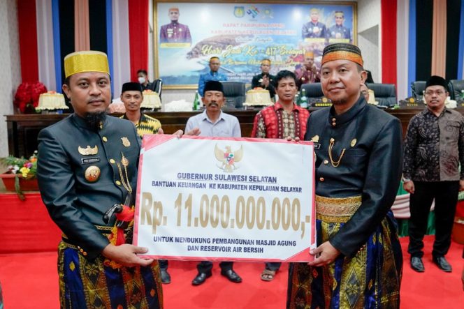 
 Gubernur Sulsel Beri Bantuan Keuangan Rp 11 Miliar untuk Selayar