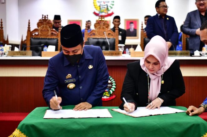 
 DPRD – Gubernur Sulsel Teken Persetujuan APBD TA 2023