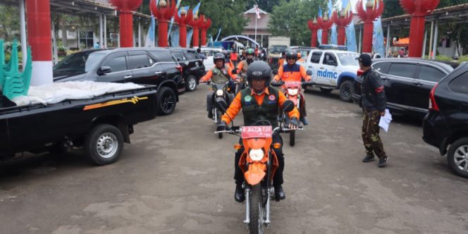 
 Kepala BNPB Distribusikan Logistik Menggunakan Motor di Cianjur