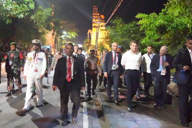 
 Kapolda Bali Kawal Pengamanan Presiden Prancis yang Jalan Kaki 2 Kilometer