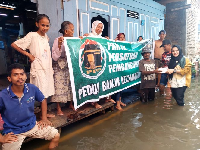 
 Bunda Hani Lakukan Aksi Peduli di Lokasi Banjir
