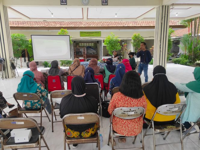 
 Camat Dukuh Pakis Gelar Pelatihan Mendongeng Kepada Ibu Ibu 