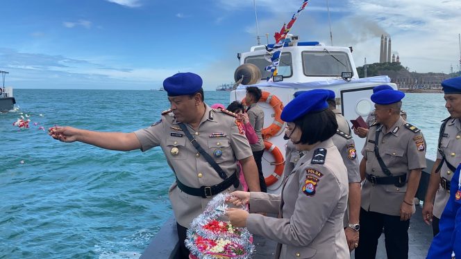 
 Peringati HUT Ke-72, Ditpolairud Polda Banten Gelar Upacara Tabur Bunga di Laut