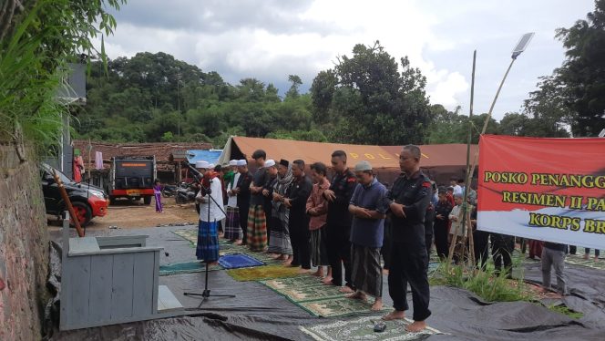 
 Polri Gelar Salat Jumat dan Salat Gaib Berjamaah di Lokasi Gempa Cianjur