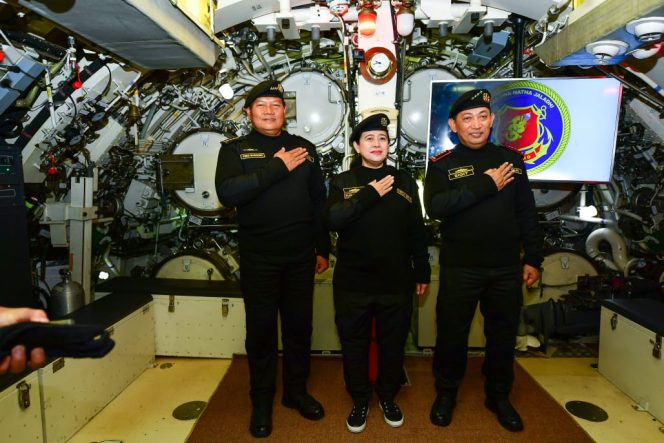 
 Kapolri Disematkan Brevet Hiu Kencana TNI AL