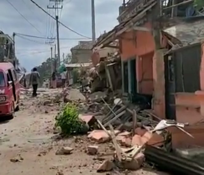 
 BREAKING NEWS: Gempa 5,6 Magnitudo Guncang Cianjur, Warga Berhamburan