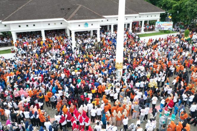 
 Warga Bone Antusias Ikut Jalan Sehat Sulsel Anti Mager, Peserta Tembus 30 Ribu