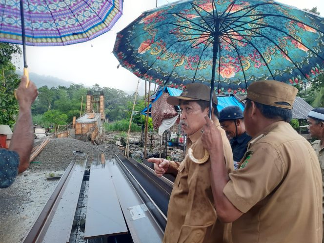 
 Ditargetkan Rampung Akhir Tahun, Bupati Sidrap Tinjau Jembatan Gantung Sungai Belawae