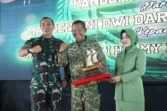 
 Sambut Pangdivif-3/Kostrad Baru, Pangdam Hasanuddin Berharap Sinergitas Tetap Terjalin Dengan Baik