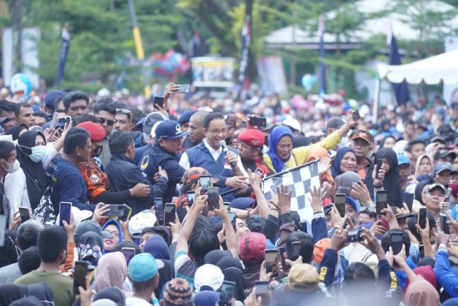 
 Ribuan Orang Padati Lapangan Citra Mas Pangkep Ikut Gerak Jalan Sehat Bareng Anies Baswedan