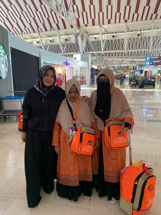 
 Fatmawati Rusdi Berangkatkan Umrah Qoriah Tunanetra Asal Kabupaten Sidrap
