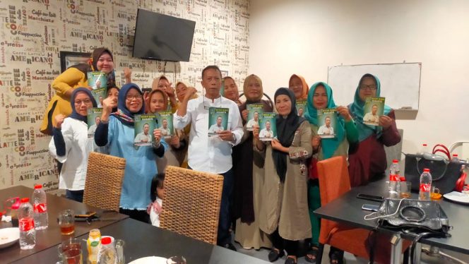 
 Belasan Emak -Emak dari Pa Baeng Baeng Beri Dukungan Zulkifli HIM Jadi Wakil Rakyat