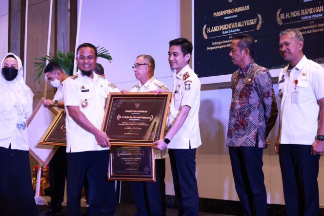 
 Pemkot Makassar Terima Penghargaan dari Disdukcapil Sulsel
