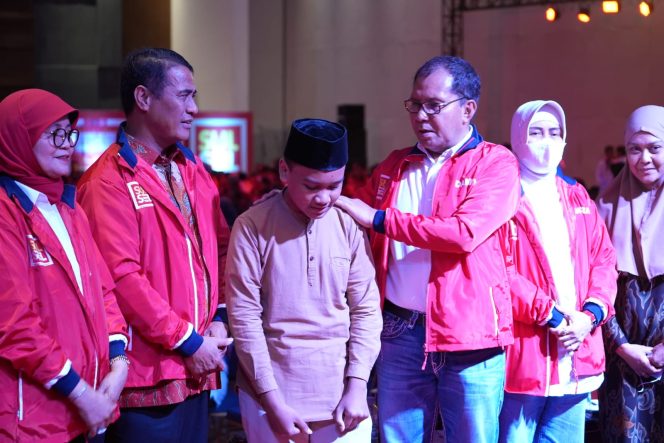 
 IKA Unhas Beri Beasiswa Anak Korban Meninggal Insiden Tarik Tambang