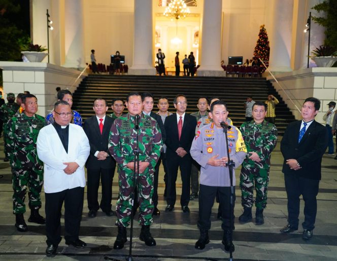 
 Tinjau Gereja di Malam Natal, Kapolri Pastikan TNI-Polri Beri Rasa Aman Sepanjang Nataru