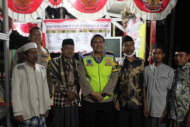 
 Tak Hanya Cek Pospam Nataru, Kapolres Serang Cek Poskamling di Wilayah Cikeusal