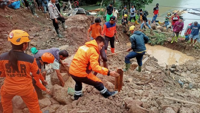 
 Breaking News : Korban Terakhir Tanah Longsor di Gowa Ditemukan