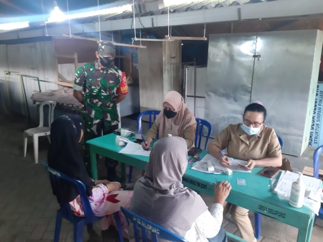 
 Pastikan Berjalan Lancar Dan Aman, Babinsa Pos Selopuro Dampingi Kegiatan Vaksinasi Covid-19 Warga Binaannya
