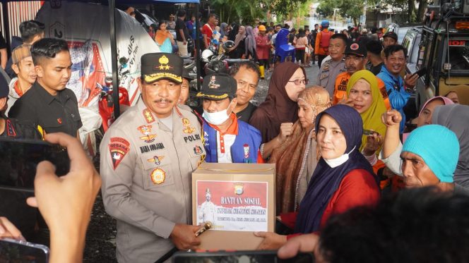 
 Kapolda Sulsel Serahkan 100 Paket Sembako ke Korban Banjir di Makassar