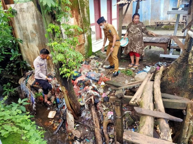 
 Bhabinkamtibmas Polsek Bontomarannu Gowa Himbau Warga Stop Buang Sampah Sembarangan
