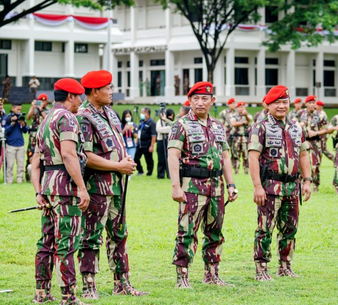 
 Disematkan Baret Merah Kopassus, Kapolri: Jangan Ragukan Sinergisitas TNI-Polri Jaga NKRI