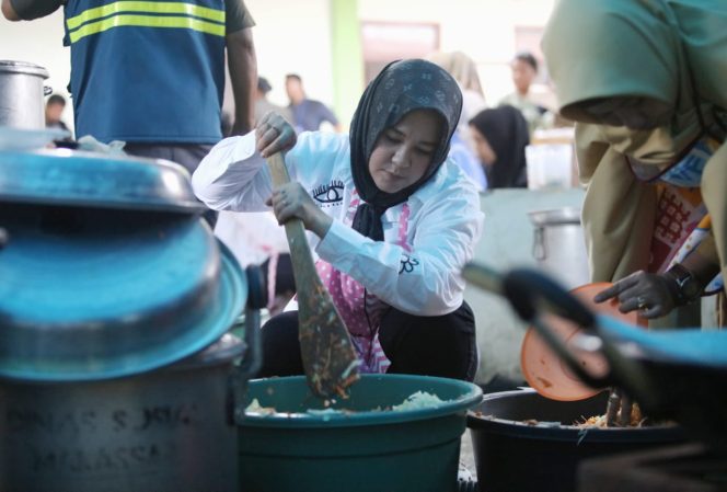 
 Fatmawati Rusdi Turun Langsung Ke Pengungsian, Masak Makanan Untuk Korban Banjir