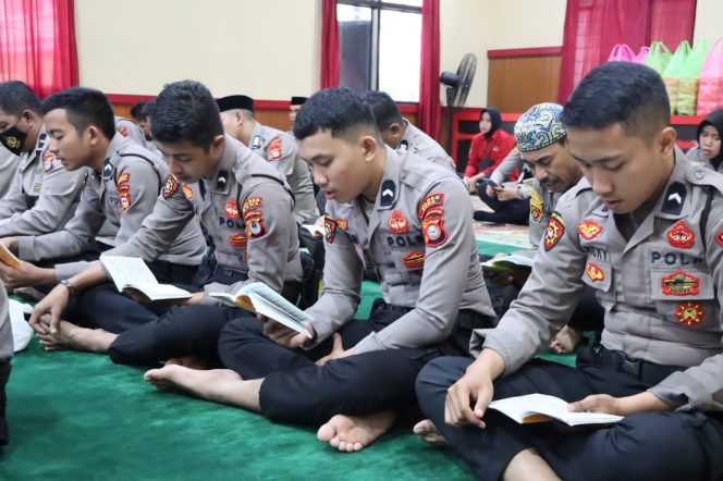 
 Jelang Pergantian Tahun, Personil Polres Gowa Lakukan Doa Bersama