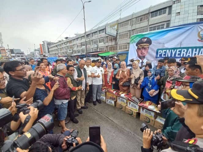 
 Gubernur Sulsel Serahkan Bantuan Logistik ke Sejumlah Pedagang Pasar Sentral