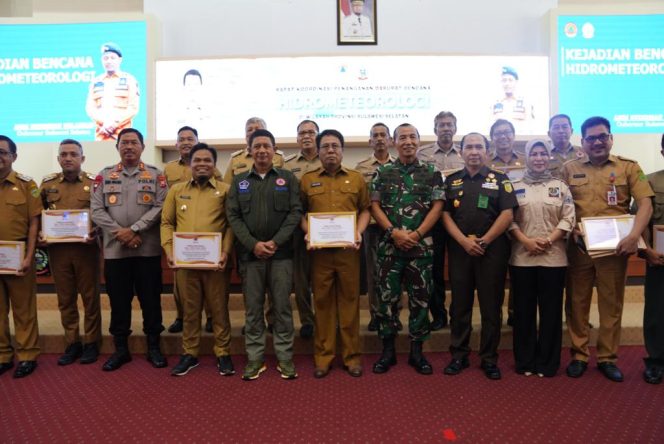
 Kepala BNPB RI Serahkan Bantuan ke Pemprov Sulsel
