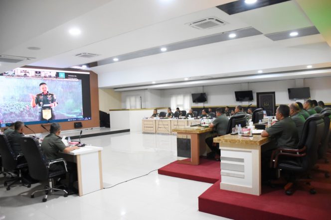 
 Danrem 132/Tdl Ikuti Pengarahan Pangdam XIII/Mdk Mengawali Tahun 2023 Kepada Prajurit Kodam XIII/Mdk Secara Virtual