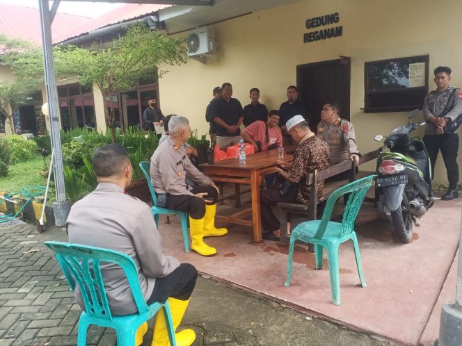 
 Jum’at ‘Curhat’ di Polsek Bontomarannu Dihadiri Kapolres Gowa Hingga Tokoh Masyarakat