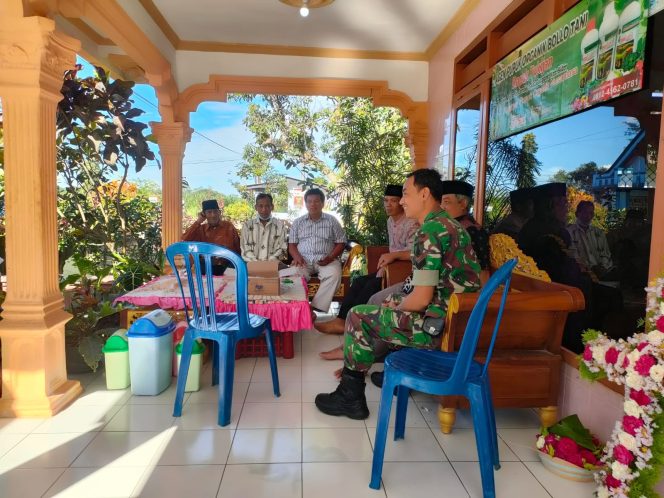 
 Tingkatkan Keakraban Dengan Masyarakat, Babinsa Koramil Ponggok Gelar Komsos
