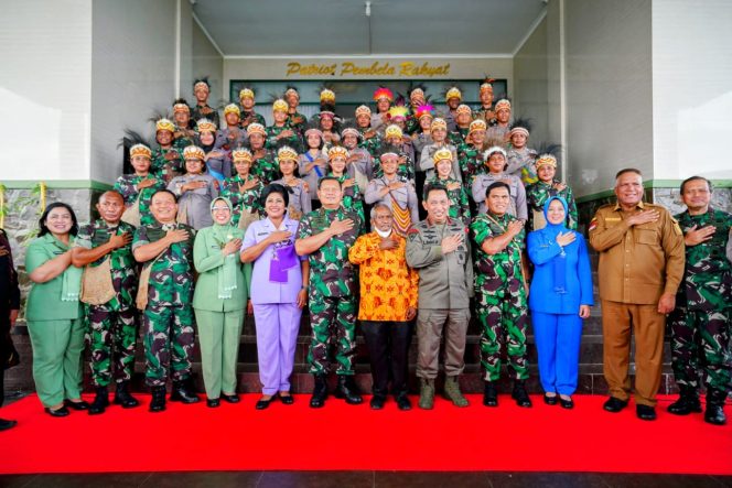 
 Silaturahmi Bareng Masyarakat di Papua Barat, Kapolri: TNI-Polri Solid dan Siap Kawal Program Pemerintah