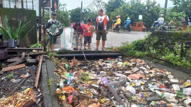 
 Minggu Bersih, Warga Pangkabinanga Kerja Bakti Bersihkan Sampah Menumpuk di Irigasi