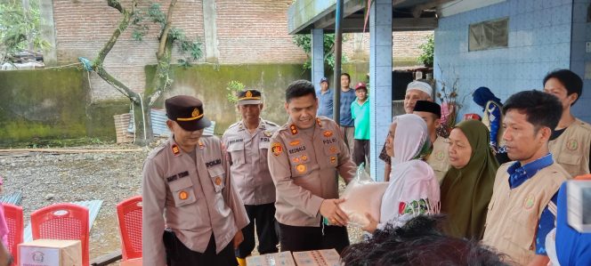 
 Kapolsek Bontomarannu Dampingi Kapolres Gowa ke Posko Bencana Desa Pakkatto
