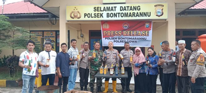 
 Polsek Bontomarannu Gowa Lakukan Pemusnahan Miras Hasil Cipkon Pergantian Tahun 2022