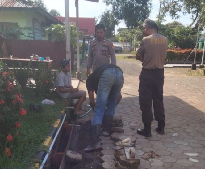 
 Perindah Kantor, Polsek Bontomarannu Pembuatan Bak Sampah Hingga Saluran Paving Block