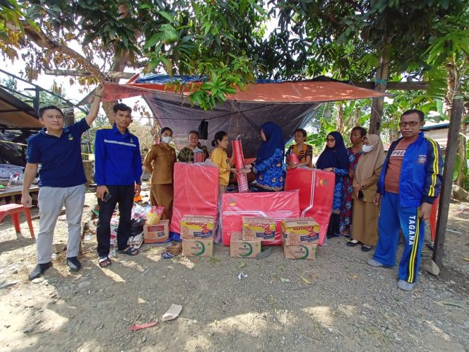 
 Pemkab Sidrap Salurkan Bantuan Korban Kebakaran di Kalosi Alau