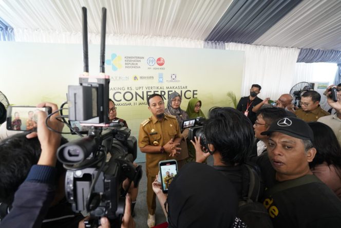 
 Gubernur Sulsel Sampaikan Duka dan Beri Santunan Keluarga Korban Tertabrak Kereta Api