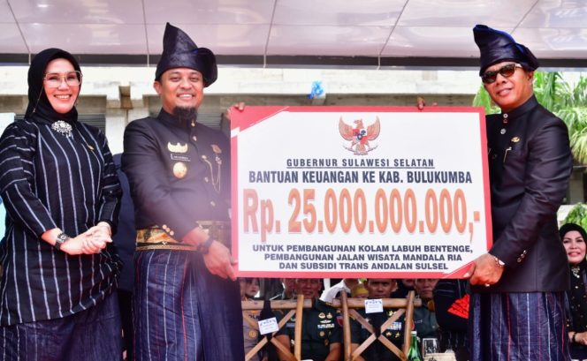 
 Gubernur Sulsel Serahkan Bantuan Keuangan Rp 25 M untuk Bulukumba