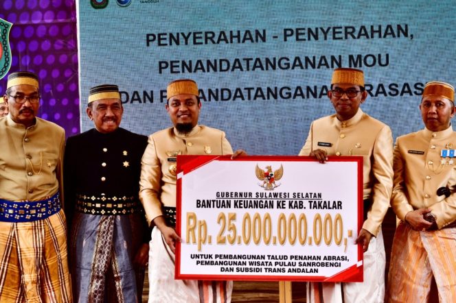 
 Tanggul Penahan Abrasi, Gubernur Sulsel Serahkan Bantuan Keuangan Rp 25 M ke Takalar