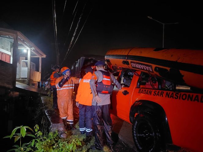 
 Basarnas Sulsel Gerak Cepat Evakuasi Korban Banjir di Parepare