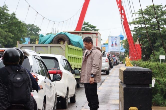 
 Lihat Kemacetan, Kapolres Gowa  Langsung Pengaturan Arus Lalin