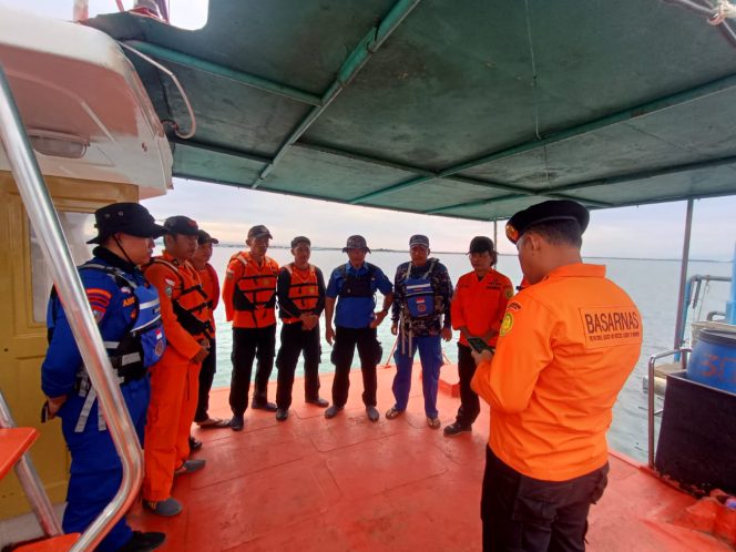 
 Diperairan Teluk Bone, Basarnas Sulsel Evakuasi 7 Pemancing Kapalnya Mengalami Mati Mesin