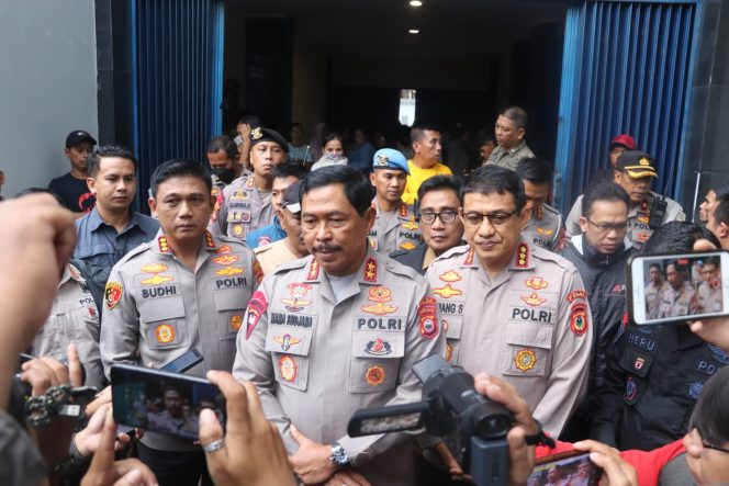 
 Kapolda Sulsel Kunjungi Warga Korban Banjir Di Monginsidi Baru Makassar