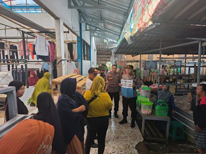 
 Kapolsek Bontomarannu Menyapa Pedagang dan Sebar Nomor HP