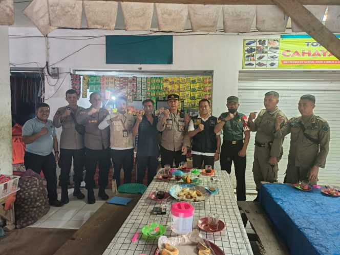 
 Kapolsek Bontomarannu Sapa Pedagang Lewat “Jum’at Curhat”