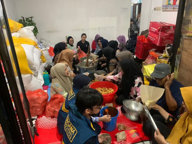 
 Dinsos Makassar Sajikan 1.000 Paket Makanan Untuk Pengungsi Banjir