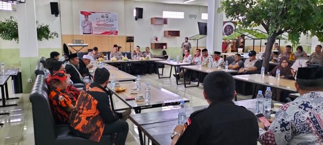 
 Karo Rena Polda Sulsel Gelar Jumat Curhat Di Pallangga Gowa, Warga Antusias Bertanya