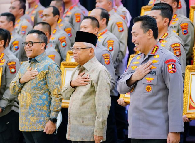 
 Terima Penghargaan dari Pemerintah, Kapolri Komitmen Terus Tingkatkan Layanan Publik